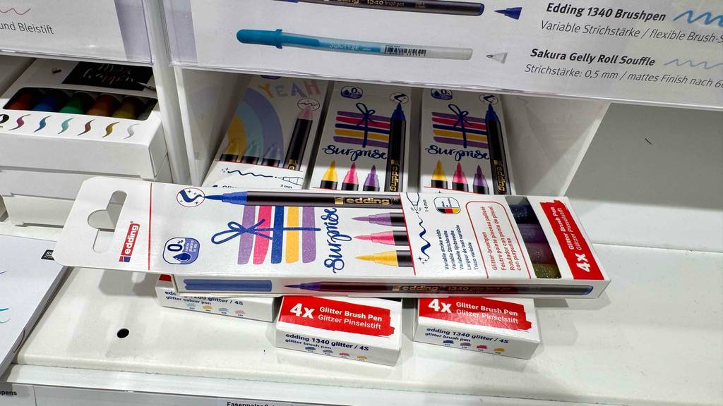 Im Test: Die Pinselstiftein der Vierer-Packung liegen auf weiteren Packungen im Verkaufsregal.