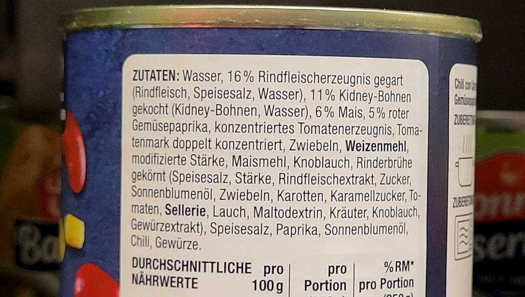 Detailansicht der Zutaten-Angabe auf dem Etikett einer Dose mit getestetem Chili con Carne.