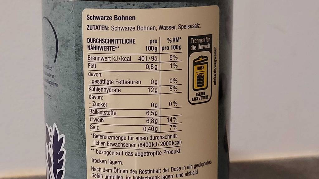 Detailansicht der Zutaten von schwarzen Bohnen im Test, die sich in einer Dose befinden.
