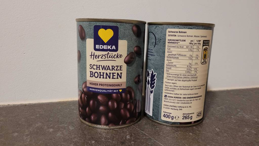 Schwarze Bohnen im Test befinden sich in zwei Dosen der Marke Edeka, mit Fokus auf die Produktangaben.