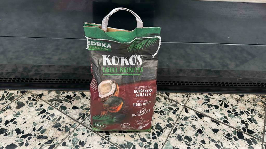 Eine Packung Kokos-Briketts steht zum Testen auf einem Fliesenbloden.
