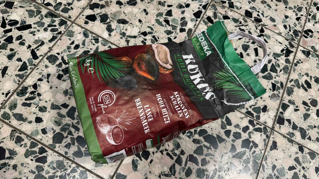 Auf der Vorderseite einer Packung getestete Kokos-Briketts stehen Informationen zum Inhalt.