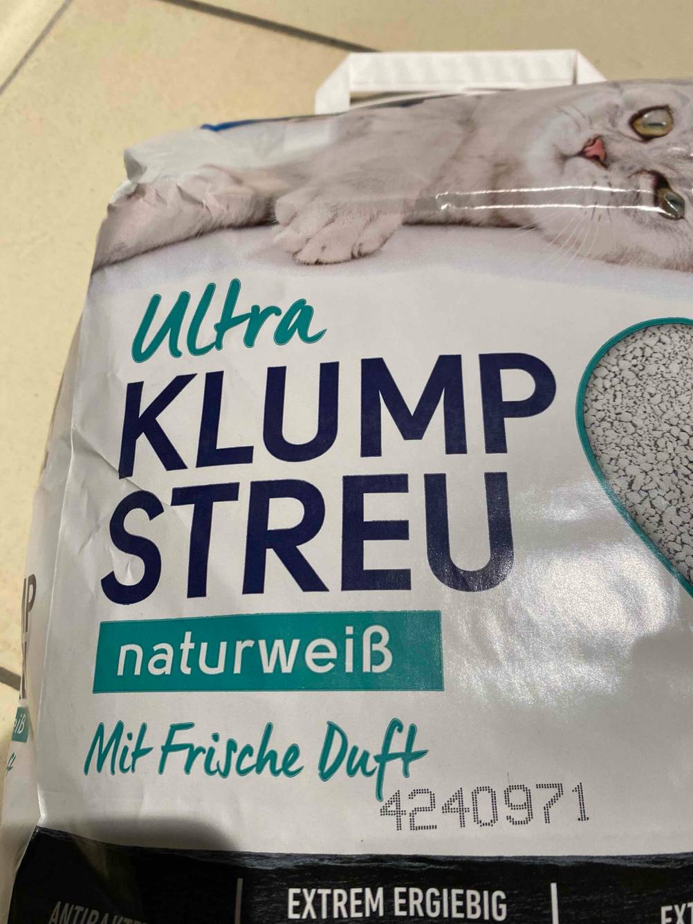 Im Test: Nahaufnahme der Artikelbezeichung auf eine Packung Katzenstreu.