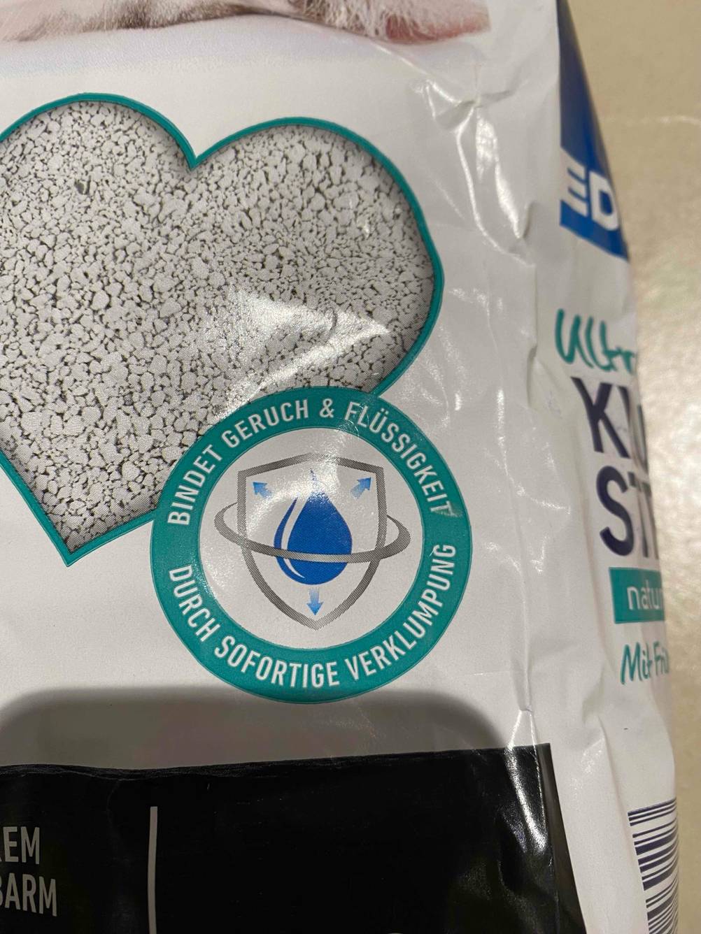 Katzenstreu getestet: Nahaufnahme des Sichtfensters in der Packung.