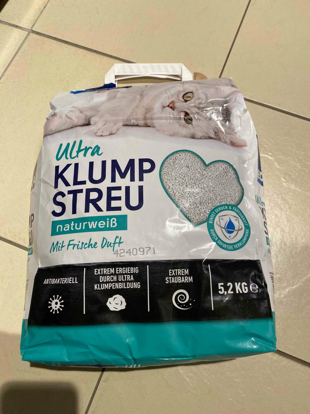 Eine Packung Katzenstreu im Test auf einem Fließenboden.
