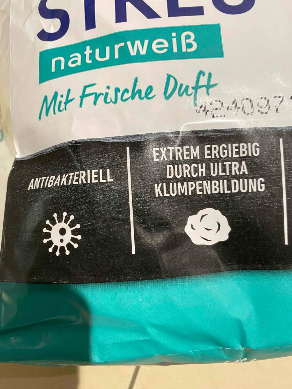 Nahaufnahme der Vorderseite einer Packung getesteten Katzenstreus mit Informationen.
