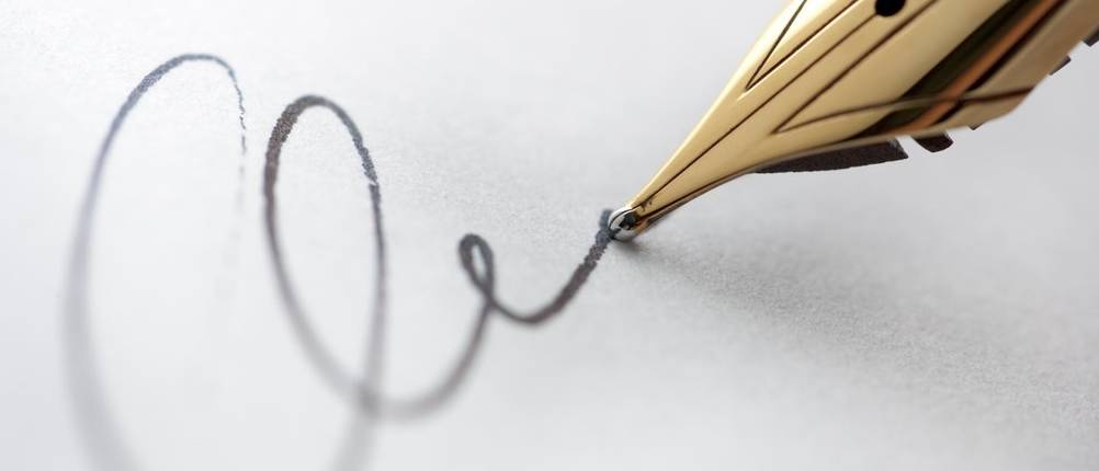 Kolbenfüller-Test: Schriftzug wird mit golder Feder geschrieben