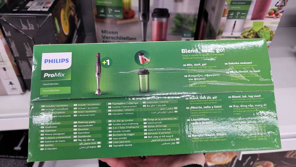 Profi-Stabmixer im Test: Verpackung eines Profi-Stabmixers wird in der Hand gehalten, mit Blick auf den Klappdeckel, worauf sich Informationen zum Produkt befinden.