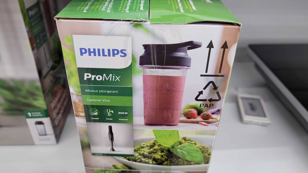 Im Test: Ein verpackter Profi-Stabmixer auf einer hellen Fläche.