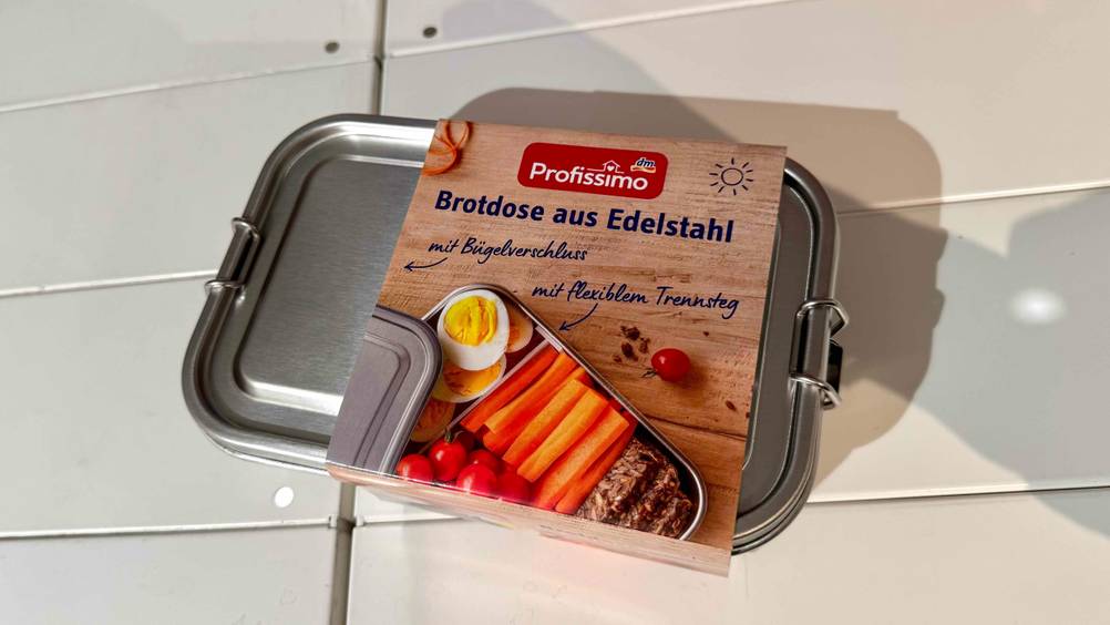 Auf einer hellen Fläche steht eine Edelstahl-Brotdose im Test.