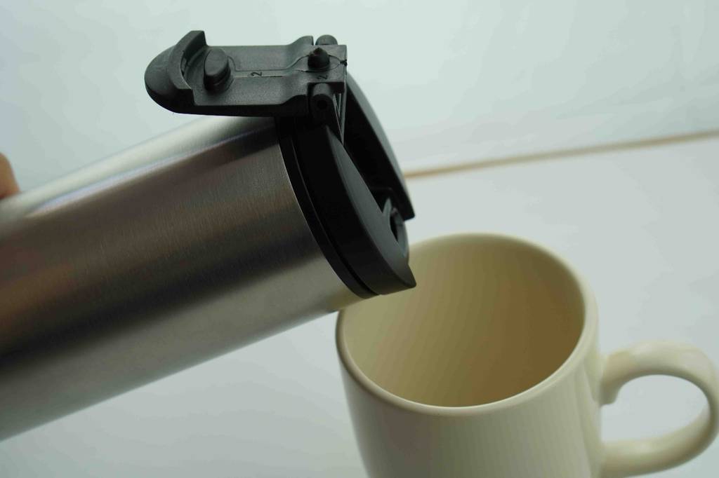 Thermoskanne getestet: Thermoskanne wird auf eine Tasse aufgesetzt.