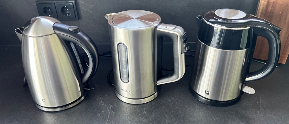 Wasserkocher von WMF, Severin und Zwilling im Test auf einer Arbeitsplatte 