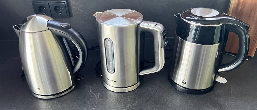 Wasserkocher von WMF, Severin und Zwilling im Test auf einer Arbeitsplatte 