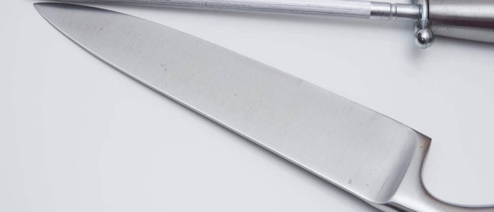 Wetzstahl im Test: Edelstahl-Wetzstahl mit Messer vor weißem Hintergrund