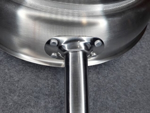 Stiel einer Edelstahlpfanne im Test