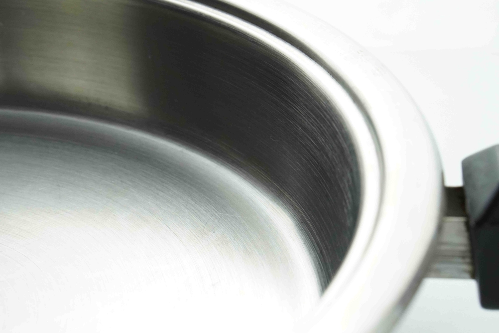 Detailansicht des Materials einer getesteten Edelstahlpfanne.