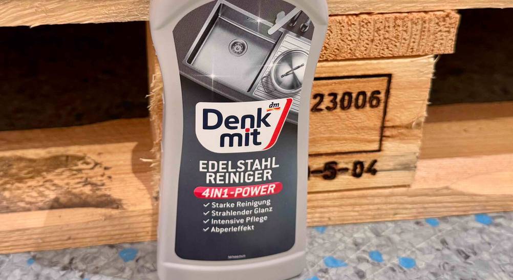 Edelstahlreiniger getestet: Nahaufnahme des Labels mit Logo und Artikelbezeichnung.