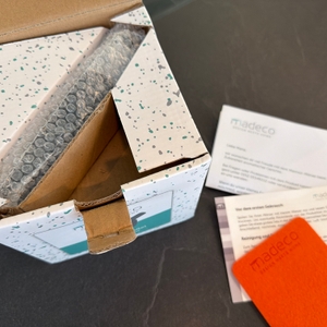 Der geöffnete Karton vom Madeco-Edler-Marmor-Mörser von oben.