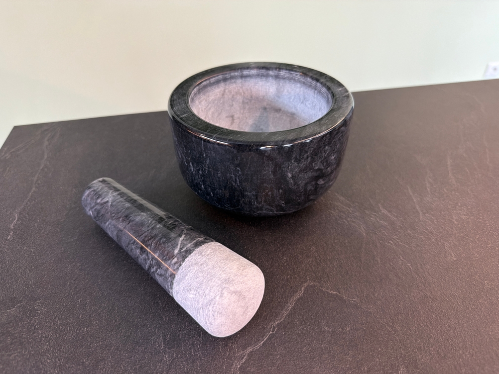 Der Madeco-Edler-Marmor-Mörser steht auf einer Arbeitsplatte.