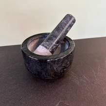 Der Stößel liegt im Madeco-Edler-Marmor-Mörser.