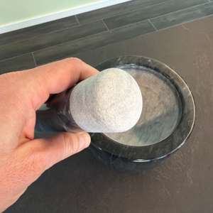 Die Spitze vom Stößel vom Madeco-Edler-Marmor-Mörser.