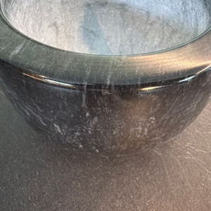 Eine Kante am Madeco-Edler-Marmor-Mörser.