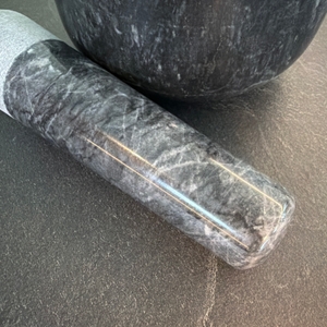 Die Grifffläche am Stößel vom Madeco-Edler-Marmor-Mörser.