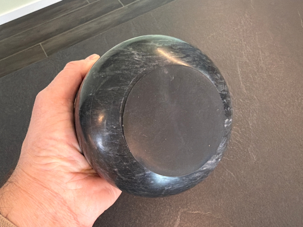 Die Unterseite vom Edler Madeco-Marmor-Mörser