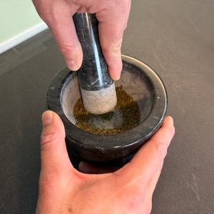 Im Madeco-Edler-Marmor-Mörser werden Kräuter zerkleinert.