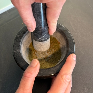 Kräuter werden im Madeco-Edler-Marmor-Mörser zerkleinert.