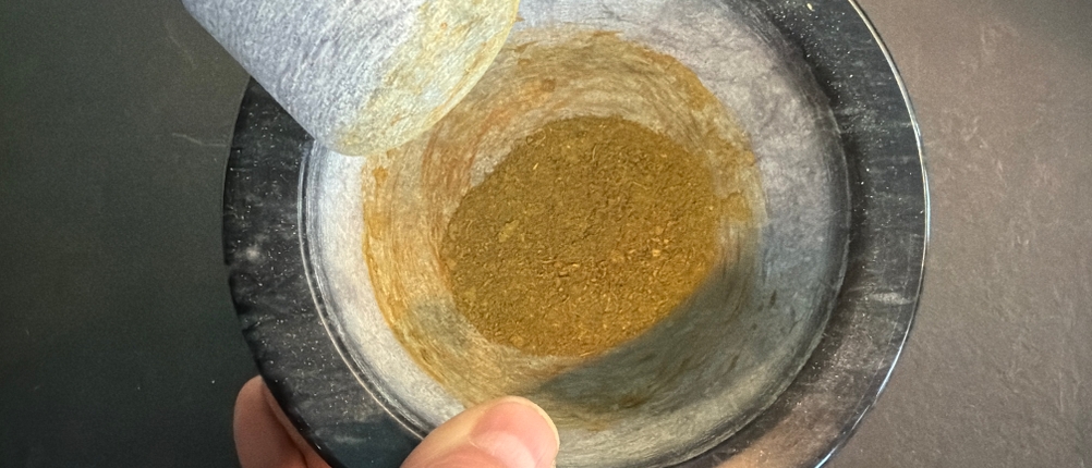 Im Madeco-Edler-Marmor-Mörser liegen fertig zerkleinerte Kräuter.