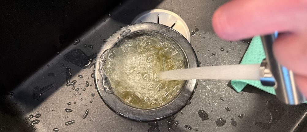 Der Madeco-Edler-Marmor-Mörser wird mit Wasser abgespült.