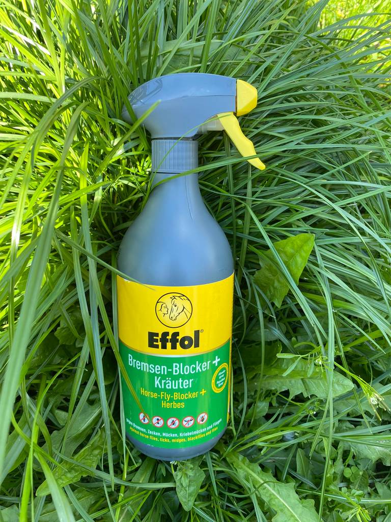 Effol Bremsen Blocker-Spray liegt im Gras 