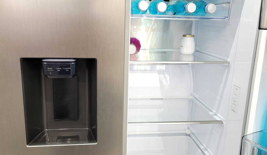 Kühlschrank mit Eiswürfelspender getestet: Ein geöffneter Kühlschrank mit Eiswürfelspender mit Spender ersichtlich.