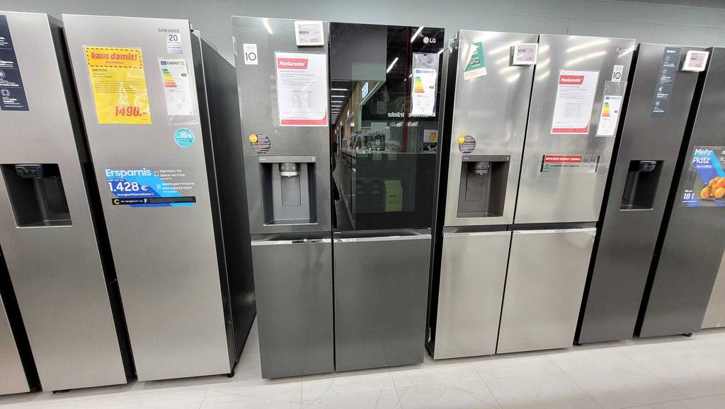 Kühlschrank mit Eiswürfelspender -Test: Mehrere Kühlschränke mit Eiswürfelspender stehen nebeneinander in einem Geschäft.