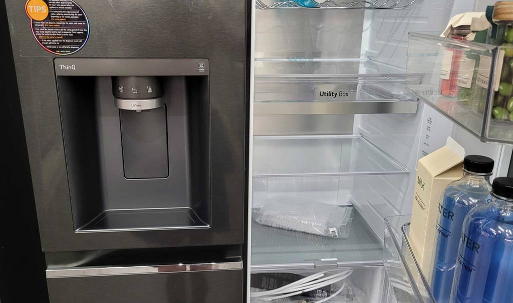 Kühlschrank mit Eiswürfelspender getestet: Eine Seite des Kühlschranks geöffnet und eine geschlossen.
