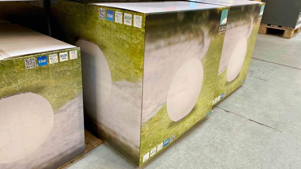 Im Test: Mehrere originalverpackte Leuchtkugeln für den Garten stehen nebeneinander.