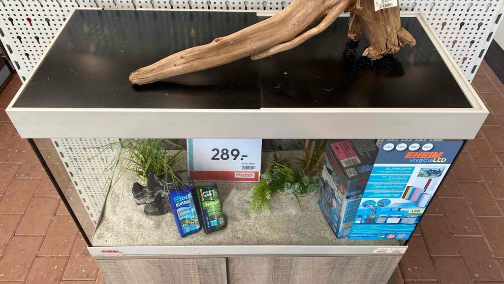 Aquarium im Test: ein Eheim Aquarium als Ausstellungsstück in Frontansicht.