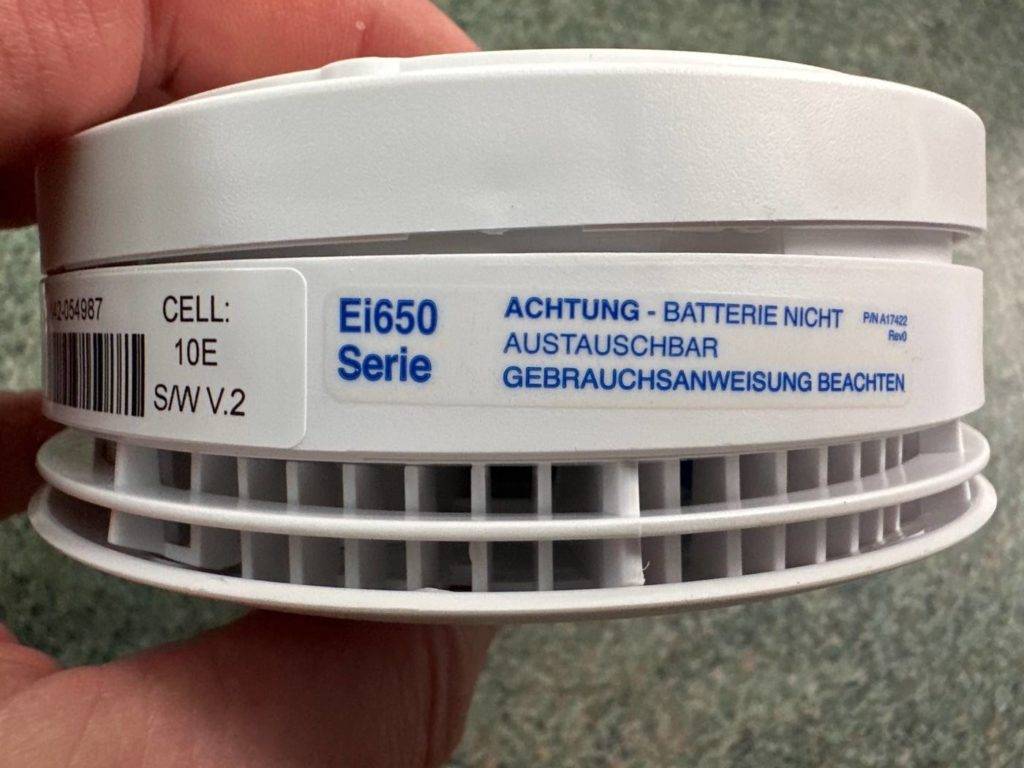 Seitliche Ansicht auf einen Rauchmelder im Test: Ei Electronics Ei650 mit nicht austauschbarer Batterie.