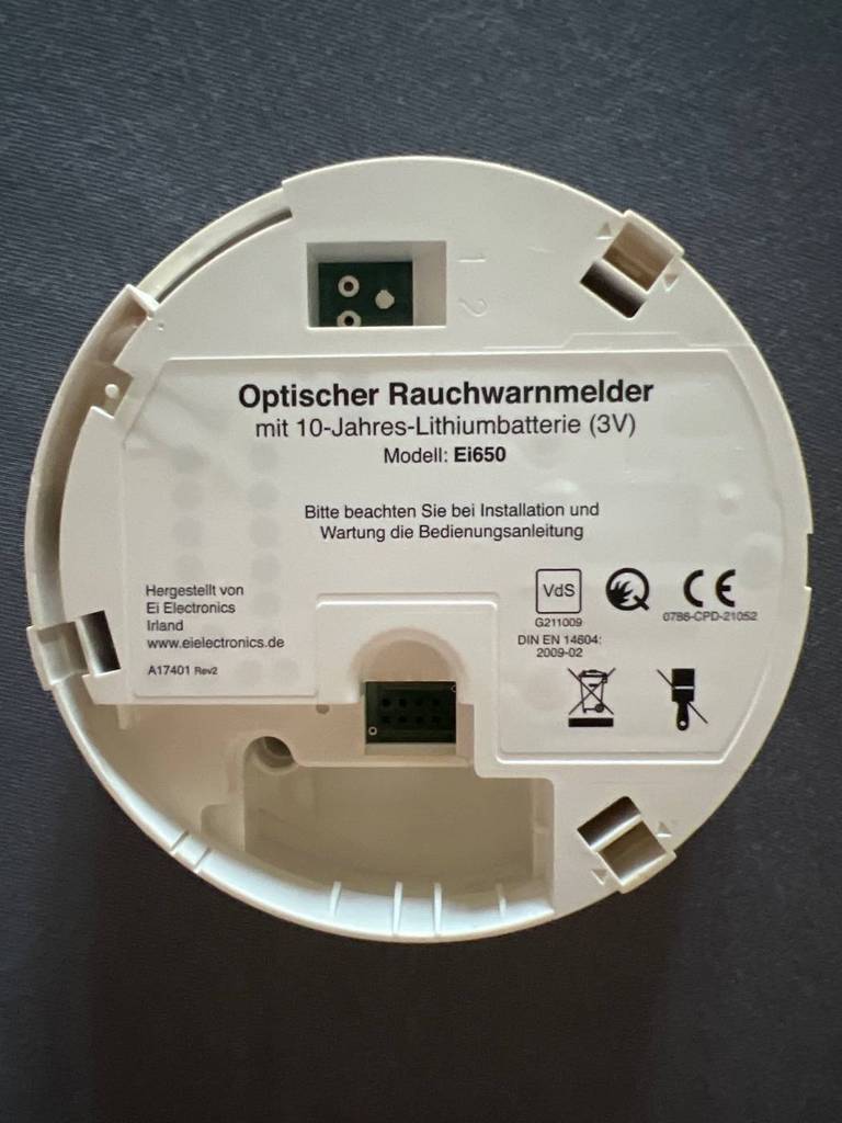 Rückseite eines getesteten Rauchmelders mit 10-Jahres-Lithiumbatterie: Ei Electronics Ei650.