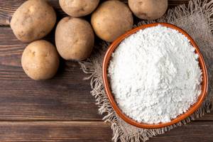 Ei-Ersatz-Test: Kartoffeln neben einer Schale mit Kartoffelstärke. 