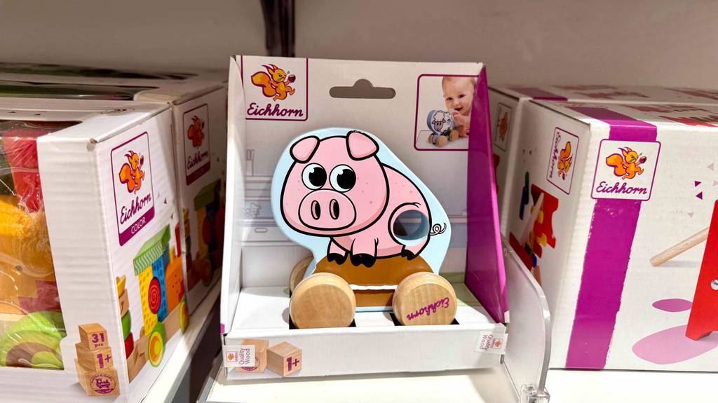 Schiebetier im Test: Ein verpacktes Tier steht zwischen anderen Produkten in einem Regal.