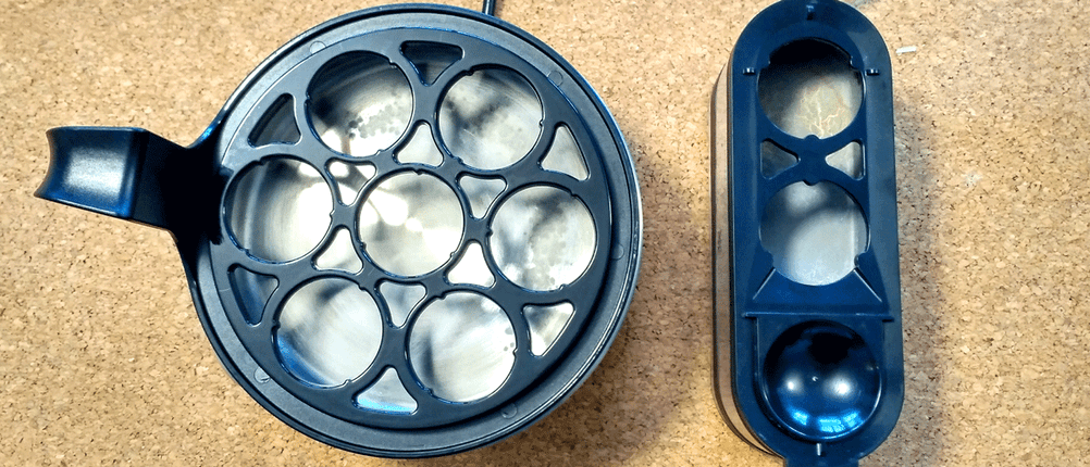 Eierkocher-Test: Zwei unterschiedlich große Eierkocher stehen nebeneinander.