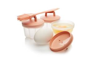 Eier-Pochierer-Test: Ein Silikon-Eierpochierer mit Pinsel und Deckel.