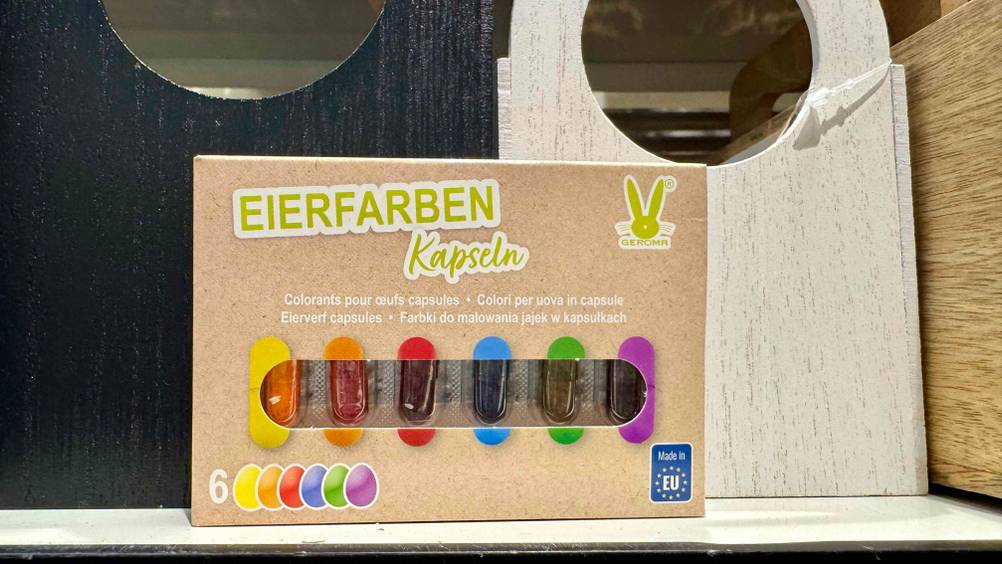 Eierfarben im Test: Eine Packung steht in einem Regal.