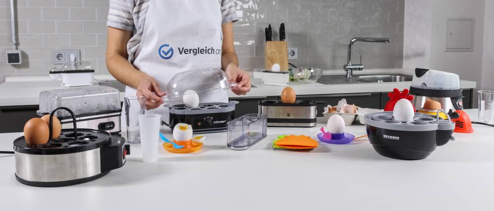 Eierkocher-Test: Mehrere Eierkocher werden in einer Küche getestet.