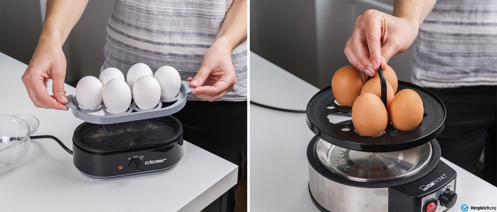 Eierkocher-Test: Eine Person nimmt die Eier-Halter aus zwei Eierkochern.