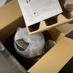 Der getestete Eierkocher von Russell Hobbs wird ausgepackt.