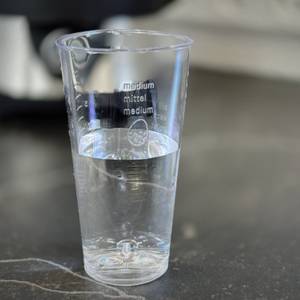 Der Messbecher des getesteten Eierkochers von Russell Hobbs ist zur Hälfte mit Wasser gefüllt.
