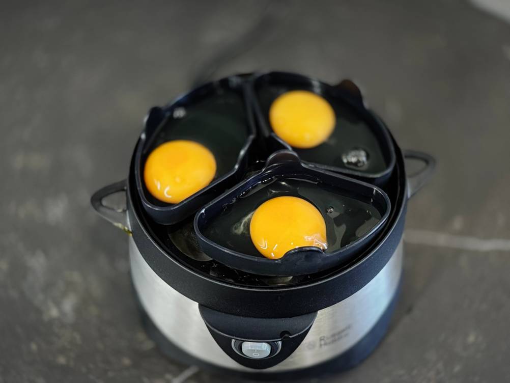 Im getesteten Eierkocher von Russell Hobbs werden drei rohe Eier pochiert.